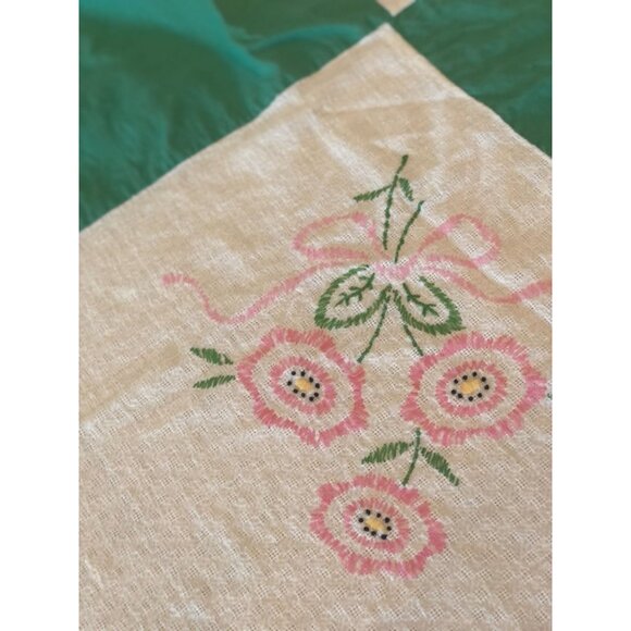 VTG Green and White Color Block with Pink Flowers Hand Embroidered Tablecloth 48 - Picture 5 of 13